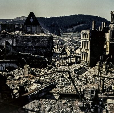 Bingener, Andreas/Reuter, Friedrich (Hg.): Siegen vor und nach der Zerstörung. Eine fotografische Zeitreise in die Jahre 1943/44 und die ersten Nachkriegsjahre mit Farbaufnahmen von Erich Koch. Siegen 2017