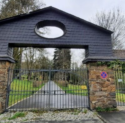 Eingangstor Hermelsbacher Friedhof, © Foto: Jannik Weber / AMS